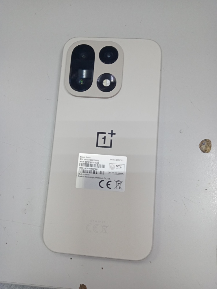 Смартфон OnePlus 15