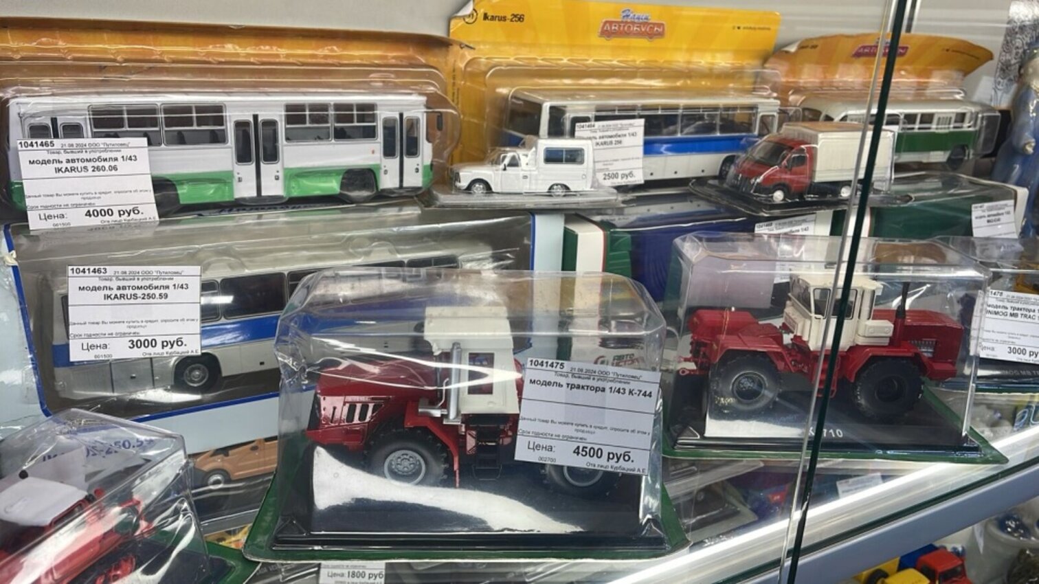 модель трактора 1/43 UNIMOG MB TRAC 1100