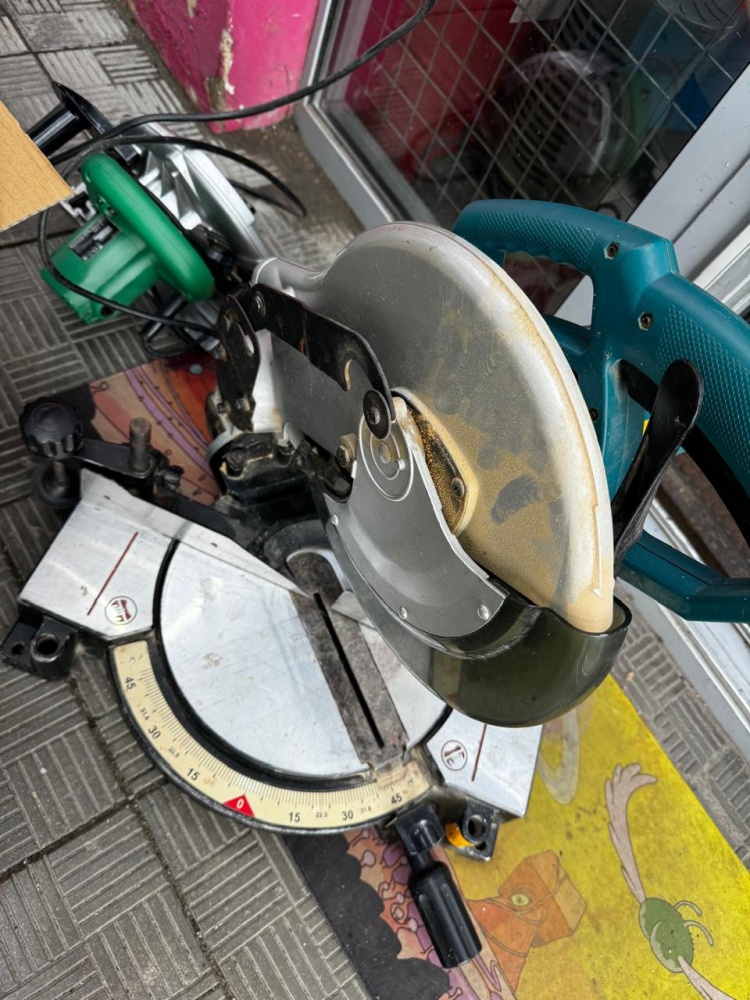 Торцовочная пила Makita MLS100