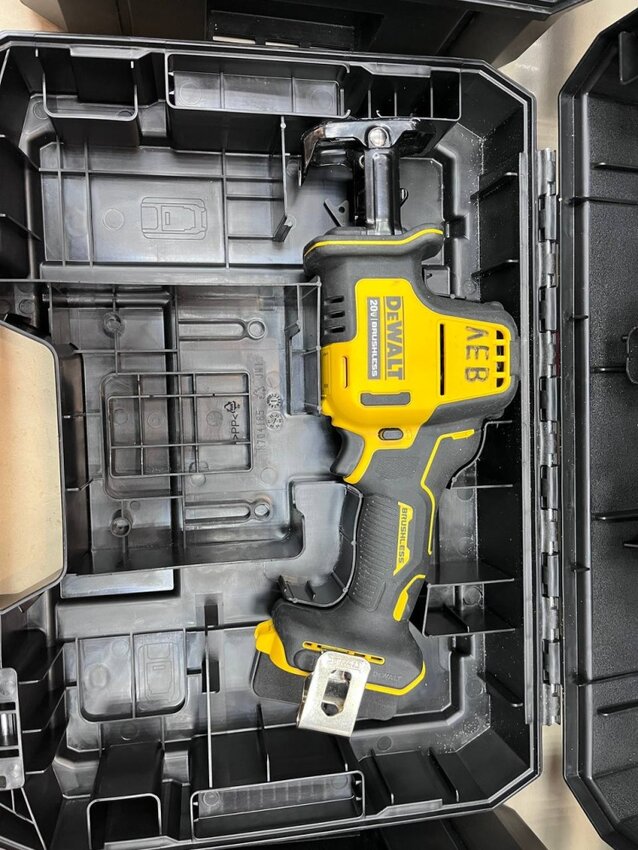Сабельная пила Dewalt DCS369